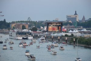 Konzert der Fantastischen Vier auf der Großbühne am Zollhafen, vor der Wohnbebauung. - Foto: gik