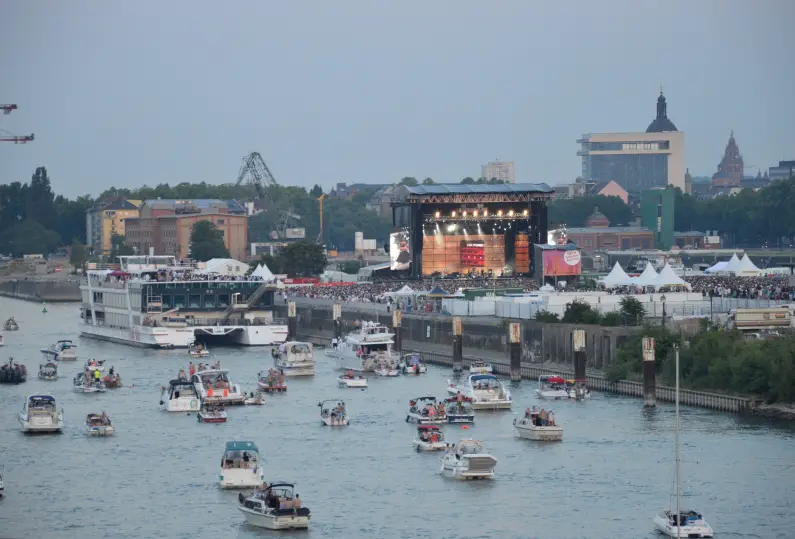 Fanta - Bühne mit Booten auf Rhein schön nah