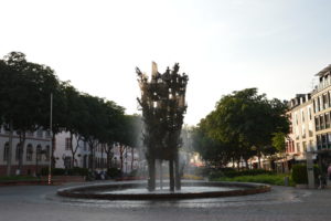 Der Fastnachtsbrunnen auf dem Mainzer Schillerplatz steht an geschichtsträchtiger Stelle. - Foto: gik