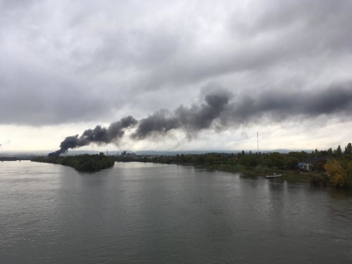 Brand auf Petersaue bei Mainz: Kunststoffrohre brennen bei der Firma InfraServ – Fenster und Türen schließen!