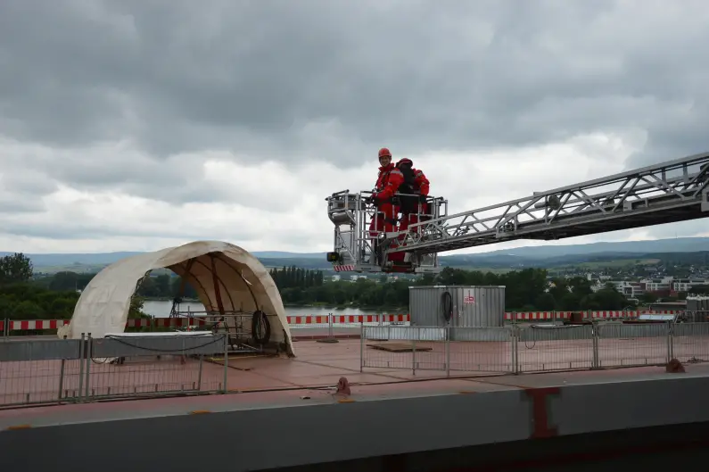 Feuerwehr Wiesbaden - Drehleiter zur neuen Brücke