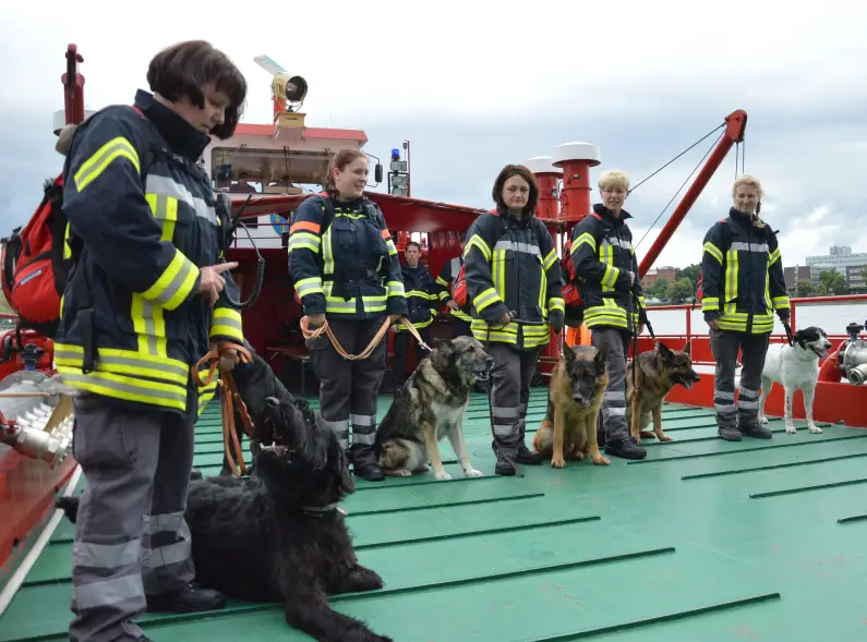 Feuerwehr Wiesbaden - Rettungshundestaffel auf dem Löschboot