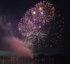 Ein Großfeuerwerk mit beeindruckender Farbenpracht am Nachthimmel über Mainz ist für die meisten Leser immer noch deutlich attraktiver - so wie hier das Finale bei der Mainzer Johannisnacht 2014. - Foto: gik