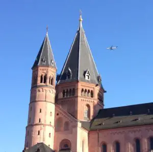 Flieger über dem Mainzer Dom. - Foto: gik