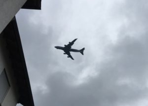 Ein Flugzeug fliegt im Landeanflug auf den Frankfurter Flughafen dicht über ein Wohnhaus in Raunheim. - Foto: gik
