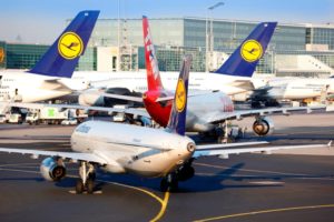 Flugzeuge drängen sich am Frankfurter Flughafen auf dem Rollfeld. - Foto: Fraport