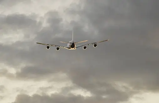 Flugzeug auf dem Weg zu den Wolken - Foto: gik