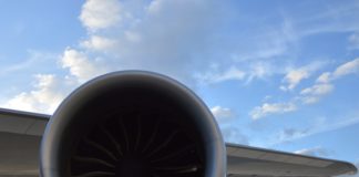 Fliegen & Umwelt: Luftfahrtbranche setzt auf synthetische Kraftstoffe – Hessen will sie entwickeln