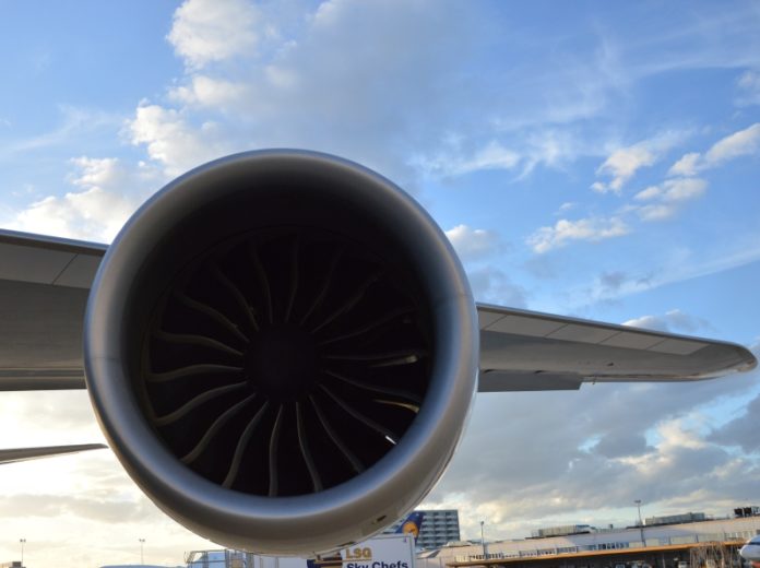 Fliegen & Umwelt: Luftfahrtbranche setzt auf synthetische Kraftstoffe – Hessen will sie entwickeln