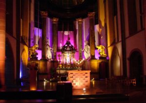 Die Nacht der Offenen Kirchen taucht die Gebäude in ein ganz neues Licht. - Foto: EKHN