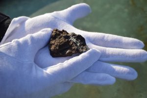 Stein aus dem Weltallt: Stück eines 1852 in Mainz an der Pariser Straße gefundenen Meteoriten. - Foto: gik 