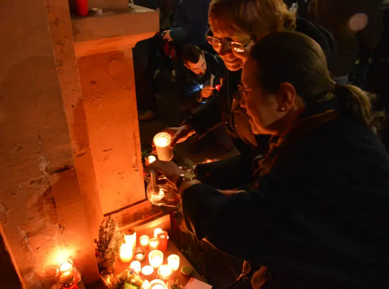 Frauen zünden Kerzen am Institut Francais während der Anti-Pegida-Demo an - Foto: gik