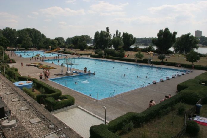 Samstag große Pool-Party im Freibad Maaraue – Riesige Wasserbälle, Aquamatten, Seifenblasen-Stationen und Spiele an Land