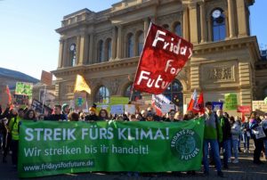 Fridays for Future-Demonstration vor dem Mainzer Hauptbahnhof. - Foto: gik
