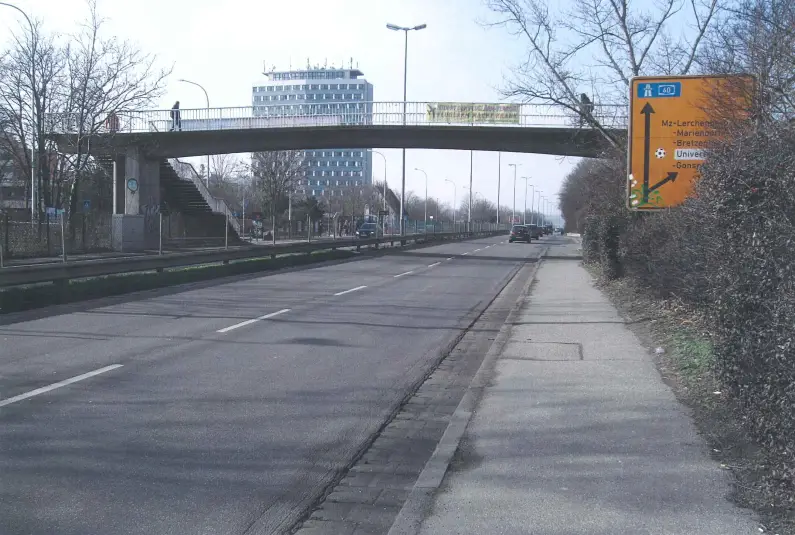 Fußgängerbrücke über die Saarstraße am Friedrich-von-Pfeiffer-Weg  in Mainz - Foto: Stadt Mainz
