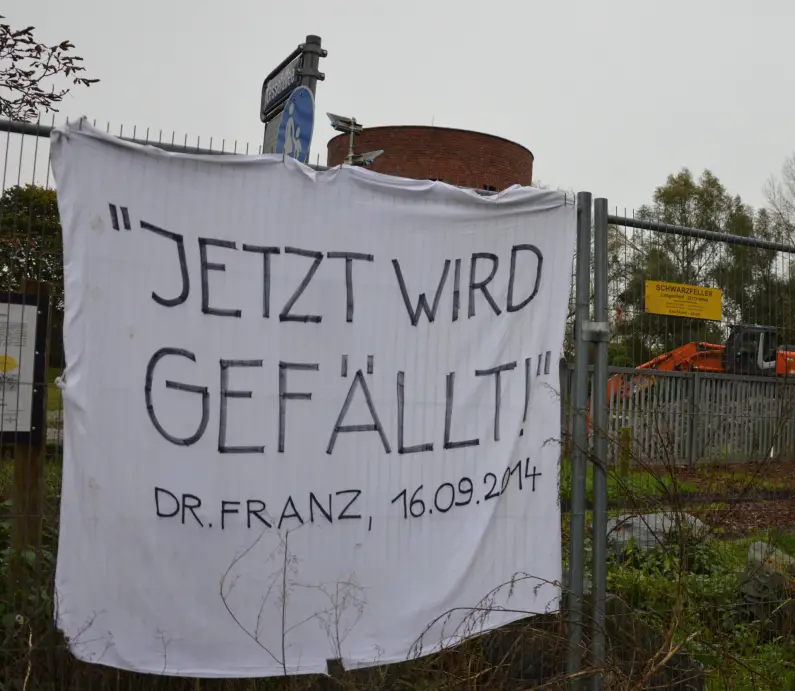 Transparent "Jetzt wird gefällt!" am Zaun der Lesselallee - Foto: gik