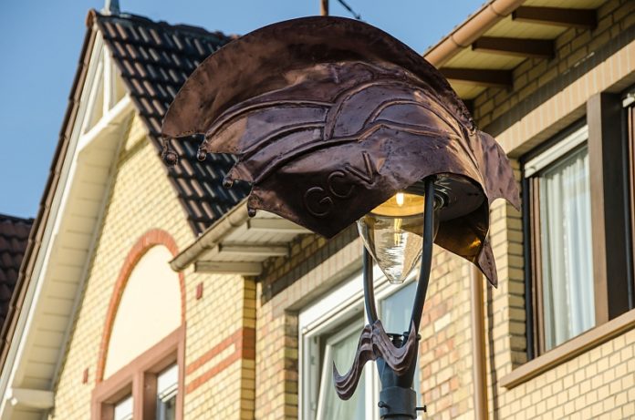 Blitzeinschlag in Gonsenheim: Straßenbeleuchtung beschädigt – Heftige Gewitter in Hessen