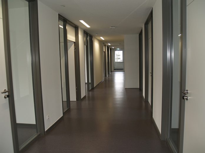 Altstadtmarkt am Hopfengarten zurück – Sechs Stände, französisches Flair, aber fehlende Toiletten Fastnacht auf dem Mainzer Markt vor dem Dom, Blick von oben auf den Domplatz, Blick auf den Rosenmontagszug, mit Fahnenschwenkern