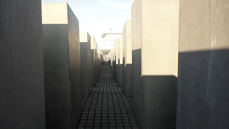 Gang im Holocaust-Mahnmal in Berlin bearbeitet- Foto Philipp Guttmann via Wikipedia