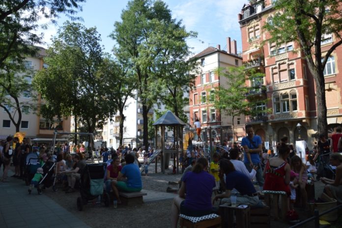 Coronakrise: Nachbarschaftshilfen boomen, Geschäfte starten Lieferdienste – Virologen warnen vor zu viel Hilfsbereitschaft