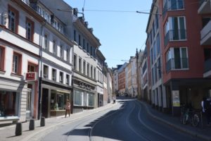 Die Gaustraße ist derzeit in Richtung stadtauswärts komplett für den Verkehr gesperrt, das Foto stammt noch aus der Coronazeit, passt aber gerade. - Foto: gik 