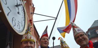 Narr sein für einen Tag – 8.000 Narren feiern trotz Regen und Kälte den 11.11.2017 auf dem Schillerplatz in Mainz – UPDATE