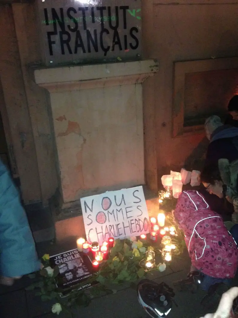 Nous sommes Charlie: Gedenken vor dem Institut Francais - Foto David
