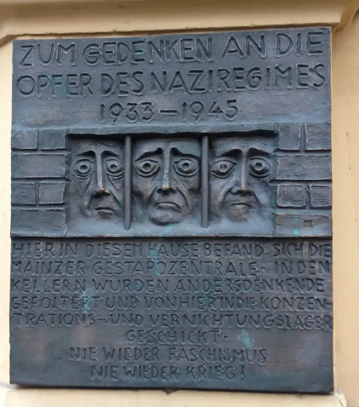 Eine Gedenktafel hängt am Haus in der Kaiserstraße 31 in Mainz, sie erinnert daran, dass hier einmal die Gestapo-Zentrale der Nazis war.