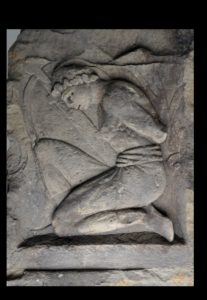 Eein gefangener Germane wird auf einem Steinreflief aus der Römerzeit dargestellt, gefunden bei Ausgrabungen im Gonsbachtal in Mainz