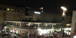 Ode an die Freude gegen Rassismus: Weit mehr als 1.000 Gegendemonstranten blockieren friedlich AfD-Demo