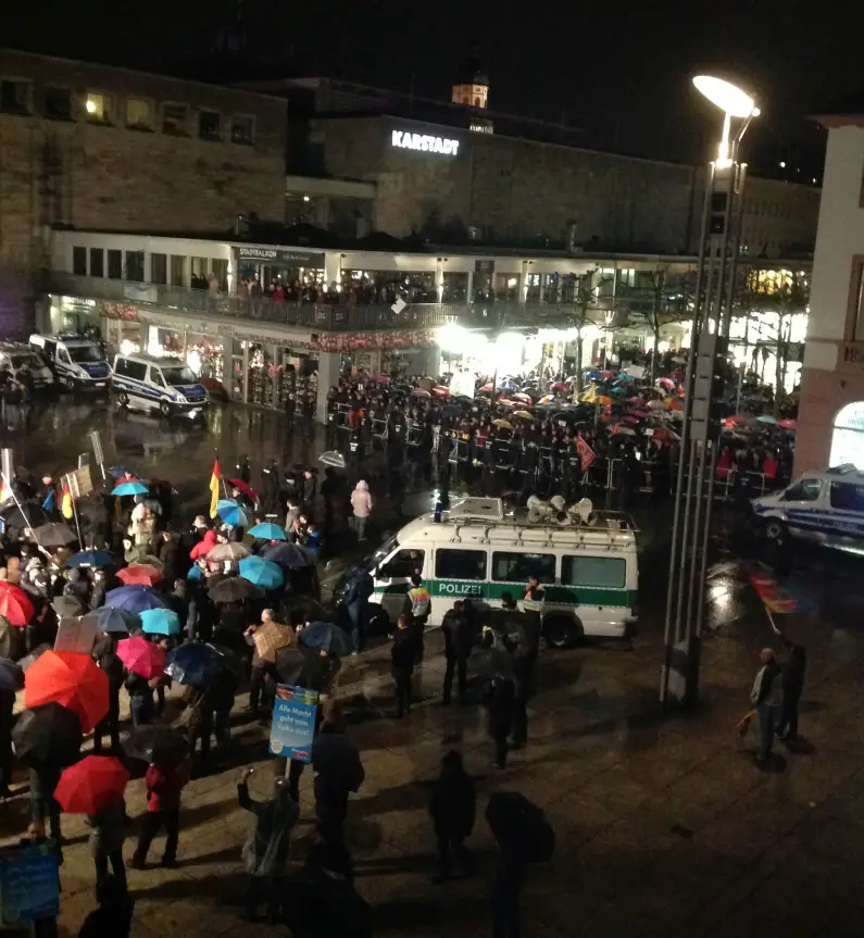 Gegendemonstranten blockieren Zugang zum Gutenbergplatz