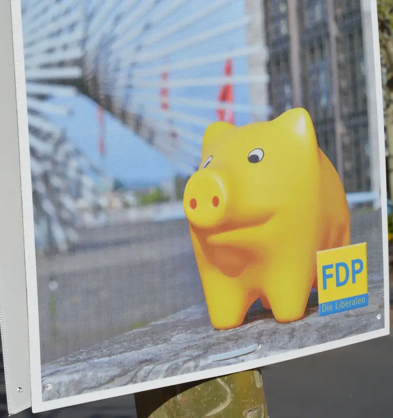 Gelbes FDP-Sparschwein vor dem Rathaus - Foto: gik