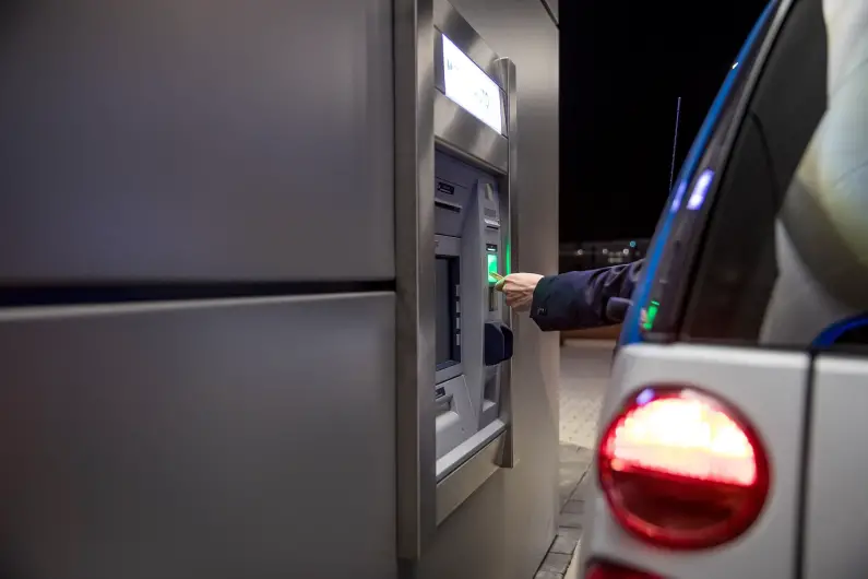 geld-abheben-direkt-aus-dem-auto-beim-mvb-geldautomat-foto-mvb
