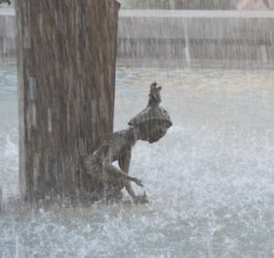 Der Geldbeutelwäscher am Fastnachtsbrunnen auf dem Mainzer Schillerplatz ist das Symbol für das Ende der Fastnachtszeit. - Foto: gik