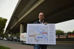Der Mainzer CDU-Landtagsabgeordnete Gerd Schreiner im September 2015 unter der Mombacher Hochbrücke mit seinem Plan für eine Innenstadttangente samt neuer Rheinbrücke in Höhe der Petersaue. - Foto: gik