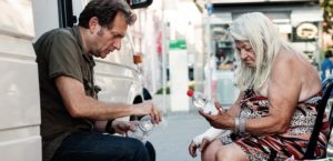 Gerhard Trabert unterwegs mit seinem Arztmobil bei Obdachlosen, - Foto: Armut & Gesundheit