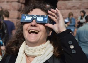 Blick in die Sonnen bei der partiellen Sonnenfinsternis 2015 in Mainz - mit Spezialbrille. - Foto: Mainz&