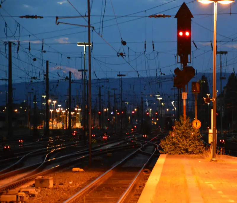 Gleise mit Stellwerk Hauptbahnhof Mainz - Foto: gik