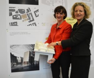 Marianne Grosse (links) und Annette Ludwig bei der Präsentation der ersten Entwürfe für den Neubau am Gutenberg-Museum. - Foto: gik