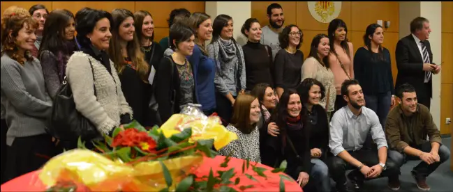 26 Spanische Erzieherinnen drängen sich im Valencia-Zimmer Mainzer Rathaus zum Begrüßungsfoto