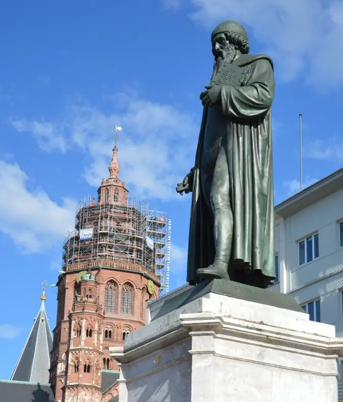 Gutenberg Denkmal und Dom näher