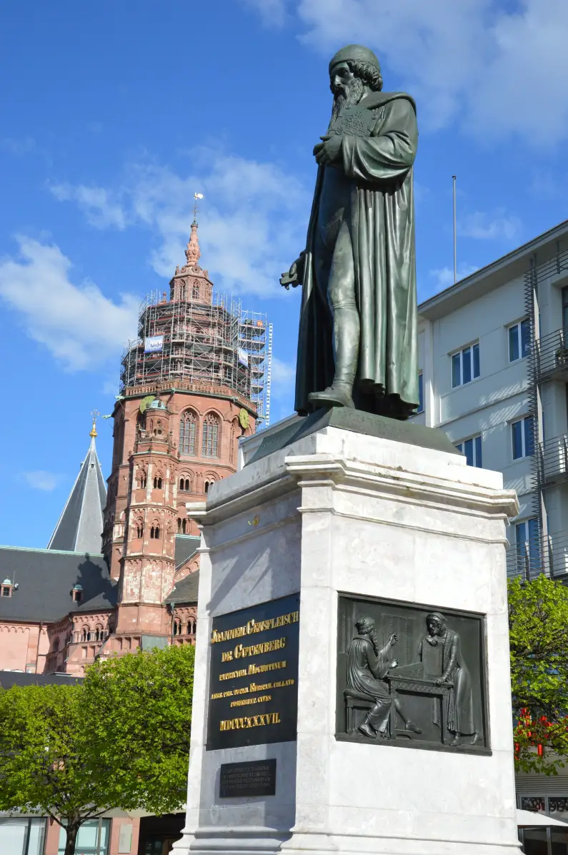 Gutenberg Denkmal und Dom - Foto: gik