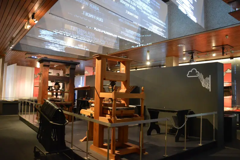 Gutenberg Museum - Ausstellung Cloud mit Druckerpressen