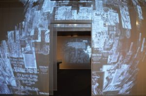 Eingang zur Ausstellung "Am 8. Tag schuf Gott die Cloud" im Gutenberg-Museum. - Foto: gik