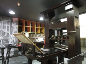 Die nachgebaute Druckerwerkstatt von Buchdruck-Erfinder Johannes Gutenberg im Gutenberg-Museum. - Foto: Gutenberg Museum