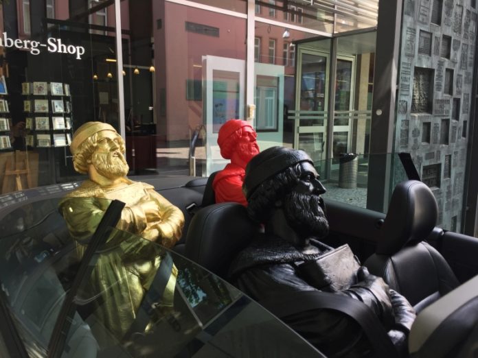 Gutenberg-Skulpturen für den Vorgarten – Künstler Ottmar Hörl entwarf Buchdruckerfinder für Installation in Eltville – Paten können Gutenberg kaufen