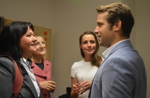 Nino Haase im Januar 2019 mit seiner heutigen Frau und damaligen Freundin Mandy (2.v. rechts) sowie seiner Mutter Karina Döbert-Haase (2.v. links) und Wirtschaftsdezernentin Manuela Matz (CDU). - Foto: gik