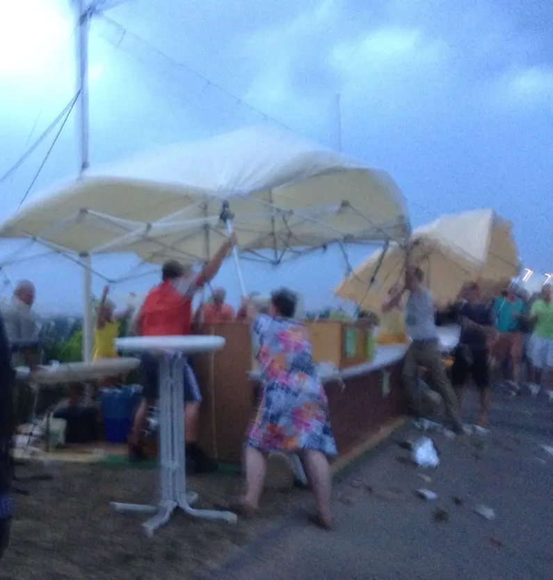 Haltet den Schirm auf dem Weinfest - Foto: gik