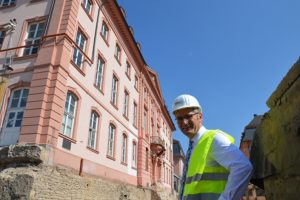Landtagspräsident Hendrik Hering (SPD) in der Baugrube während des Umbaus des alten Mainzer Landtags. - Foto: gik