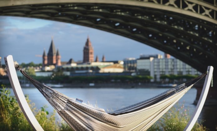 Hammocking: Trend erobert Deutschland – La Siesta in Jugenheim fertigt coole Hängematten